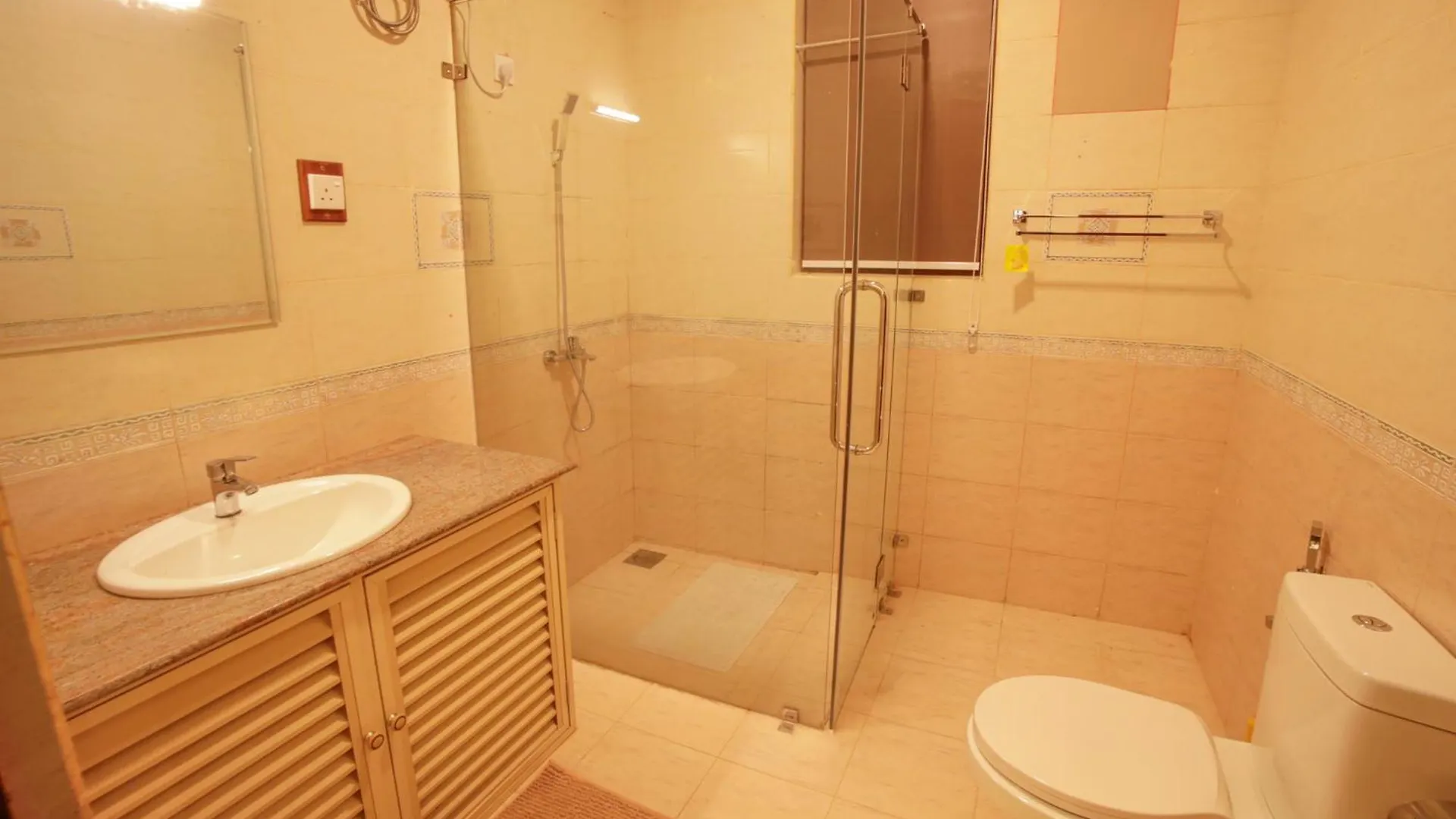 The Grand Bliss, Luxurious Modern Villa With Spacious Private Garden, Swimming Pool, Gym, And Free Wi-Fi Kottawa