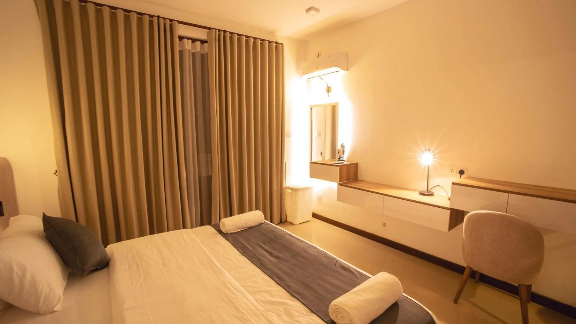 The Grand Bliss, Luxurious Modern Villa With Spacious Private Garden, Swimming Pool, Gym, And Free Wi-Fi Kottawa