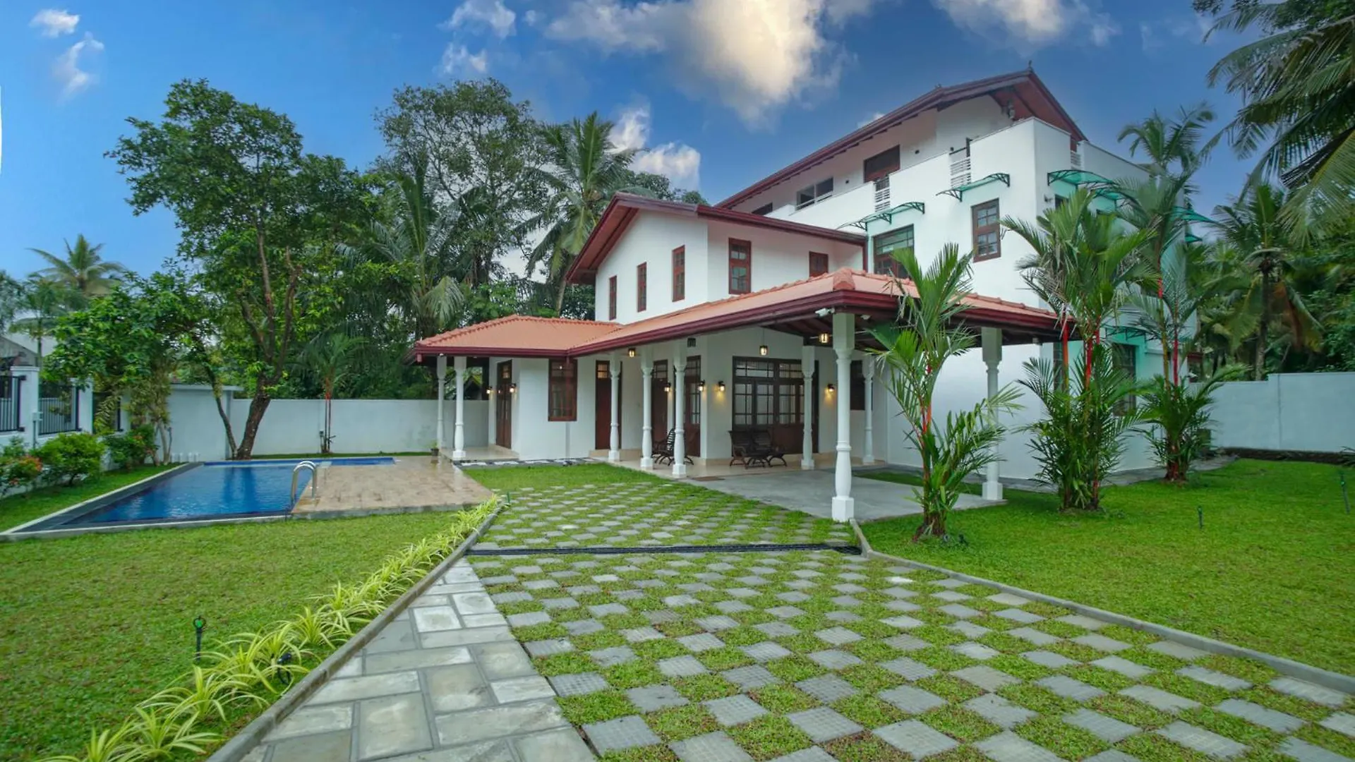 The Grand Bliss, Luxurious Modern Villa With Spacious Private Garden, Swimming Pool, Gym, And Free Wi-Fi Kottawa